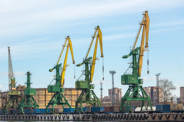 Porto industriale con container. gru — Foto Stock