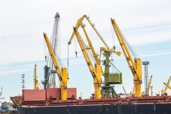 Industriehafen mit Containern. Kranich — Stockfoto