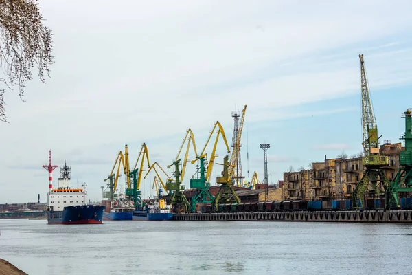 Industriehafen mit Containern. Kranich — Stockfoto