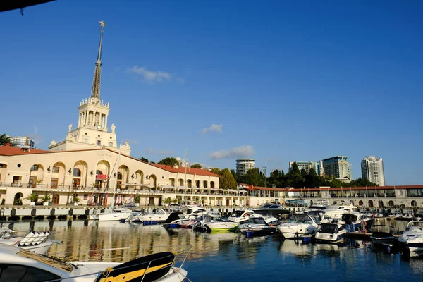 Soçi, Rusya 'nın ticari limanı. Karadeniz 'de yatlar ve gemiler.
