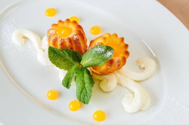 krema ve nane yaprakları ile lezzetli pişmiş tatlılar