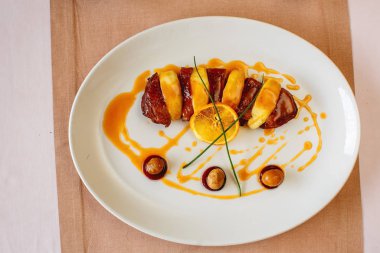 Fırında ördek göğsü şeftali ve sos ile