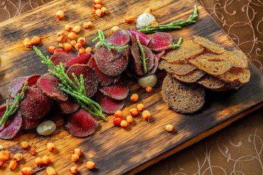 Beyaz bir tabakta arugula, parmesan ve limon ile Beef carpaccio. Üst görünüm, düz yatıyordu güzel sunum.