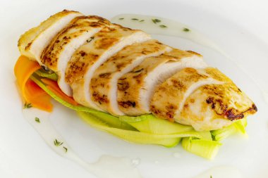 Lezzetli ızgara et beyaz zemin üzerine, yukarıdan kesti.