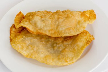 Ev yapımı Kızarmış Cheburek Pies. Üstte görüntü.