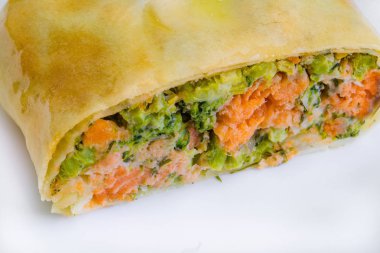 Krep fileto somon ve peynir, kırmızı balık havyar ve mermer arka plan üzerinde beyaz plaka üzerinde yeşil sos ile. Krep hafta ya da Shrovetide. Sağlıklı kahvaltı