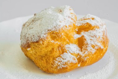 Erimiş koyu çikolata yakın çekim ile tepesi profiterole kulesi.