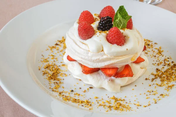 White marshmallows with raspberries and whipped cream. on the plate — Stock Photo, Image