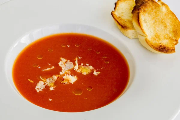 Tigela de sopa de tomate isolada em um fundo branco — Fotografia de Stock