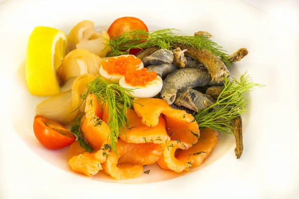 Zwarte spaghetti met cherry tomaten en tonijn en peterselie. — Stockfoto