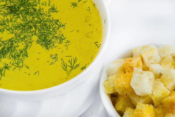 Caldo de frango claro com ovos de codorna e biscoitos finos — Fotografia de Stock