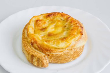 Beyaz arkaplanda sade kruvasan