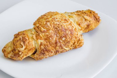 Beyaz arka planda izole edilmiş taze kruvasan.