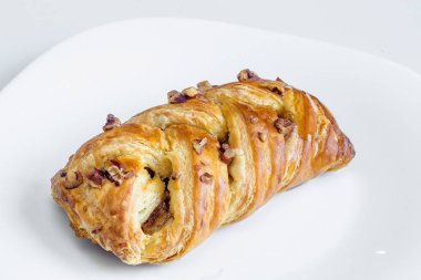 Beyaz arkaplanda sade kruvasan