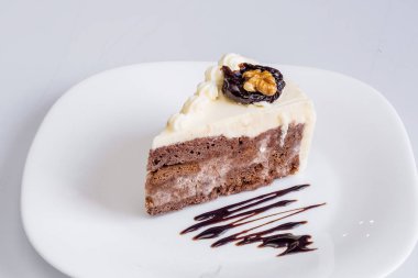 Nefis çikolatalı kek tabakta, açık arkaplanda.