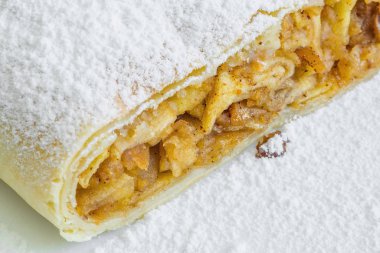 Vanilyalı dondurmalı elmalı turta.