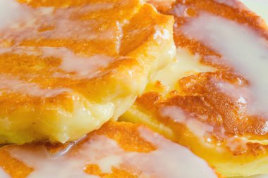 Muz, yoğunlaştırılmış süt ve taze nane, gri ahşap arka plan, kahvaltı, üst görünüm makro ile ev yapımı süzme peynir krep