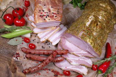 Jambon, pastırma, salam ve sosis ahşap arka plan üzerinde mermer kesme tahtası. Et tabağı.