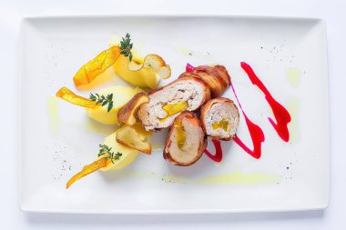 Peynir ve adaçayı seçici odak ile tavuk dolması rulo