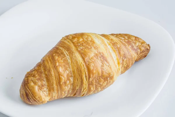 Croissant simples no fundo branco — Fotografia de Stock