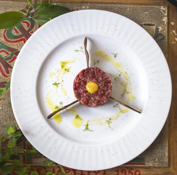 Atún Yukke El atún fresco picado con fuente picante / aceite de sésamo y se serviría con huevo crudo encima . — Foto de Stock