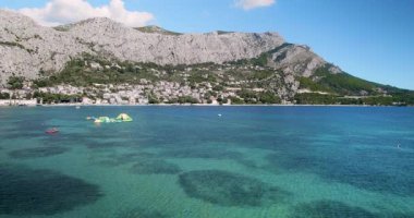 Hırvatistan 'ın güneyindeki Akdeniz kıyısındaki Omis kasabasının insansız hava aracı görüntüsü. Adriyatik Denizi kıyısındaki ünlü turistik tatil beldesi.