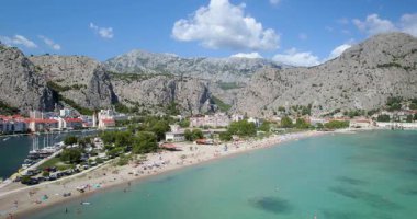 Hırvatistan 'ın güneyindeki Akdeniz kıyısındaki Omis kasabasının insansız hava aracı görüntüsü. Adriyatik Denizi kıyısındaki ünlü turistik tatil beldesi.