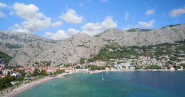 Hırvatistan 'ın güneyindeki Omis kıyı kasabasının insansız hava aracı görüntüsü.