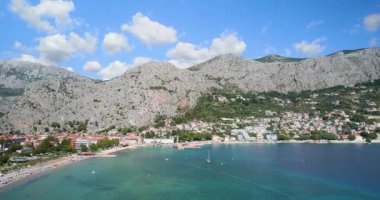 Hırvatistan 'ın güneyindeki Omis kıyı kasabasının insansız hava aracı görüntüsü. Avrupa 'nın manzara manzarası yukarıdan.