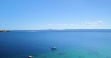 Güneşli bir yaz gününde Akdeniz 'deki yatların hava manzarası. Adriyatik Denizi, Omis, güney Hırvatistan.