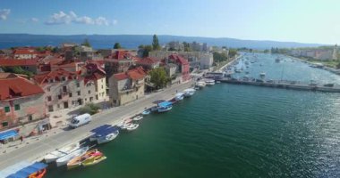 Hırvatistan 'ın Dalmaçya kıyısındaki Omis kasabası ve Cetina nehrinin hava manzarası. Yukarıdan deniz manzarası ve şehir hayatı.