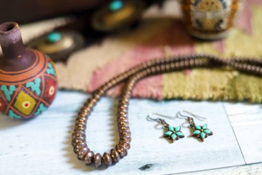 Turkuaz, küpe ve kolyeli gümüş Hint mücevherleri.