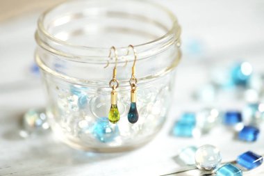 Cam ve mavi cam karolardan yapılmış tatlı gözyaşı şeklindeki küpe.