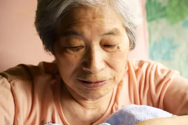 Seniorin Spielt Unschuldig Mit Decke Pflegebett — Stockfoto