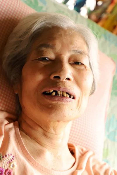 Sorrindo Mulher Idosa Olhando Para Câmera Relaxante Cama Enfermagem — Fotografia de Stock