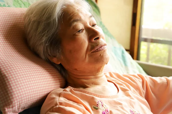Starsza Kobieta Depresyjnym Wyrazem Twarzy Relaksująca Się Łóżku Pielęgniarskim — Zdjęcie stockowe
