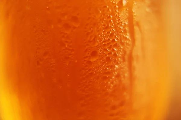 冷たいビールをグラスに注ぐクローズアップ写真 — ストック写真