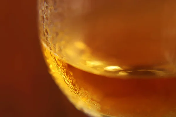 Nahaufnahme Von Kaltem Bier Das Ein Glas Gegossen Wird — Stockfoto