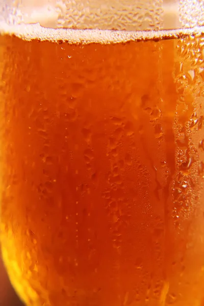 Zbliżenie Zdjęcie Zimnego Piwa Wlewanego Szklanki — Zdjęcie stockowe