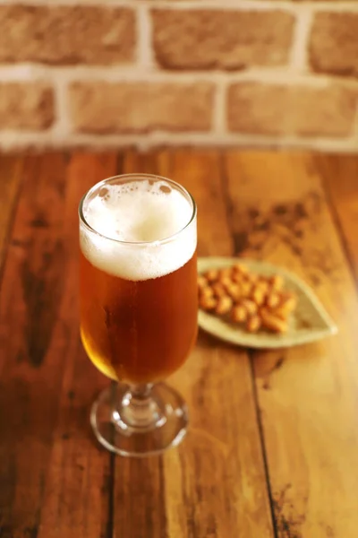 Cerveza Fría Vertida Vaso Nueces Merienda Imagen Cervecería — Foto de Stock