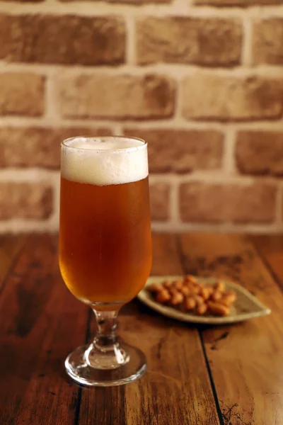 Cerveza Fría Vertida Vaso Nueces Merienda Imagen Cervecería — Foto de Stock