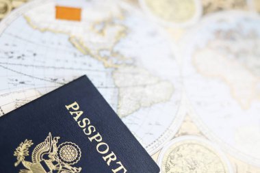 Amerikan pasaportu ve antika dünya haritası, seyahat imajı