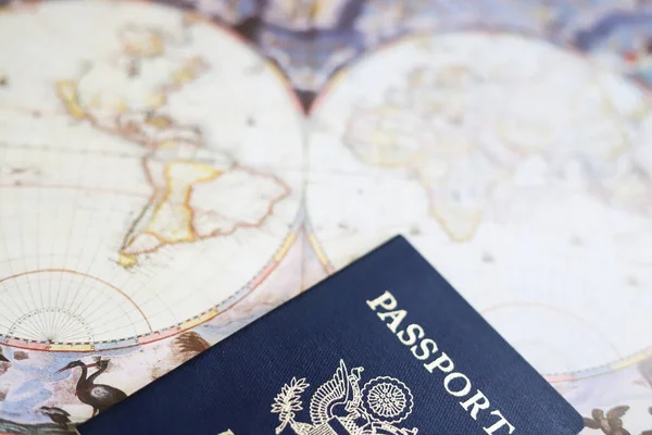 Amerikan pasaportu ve antika dünya haritası, seyahat imajı