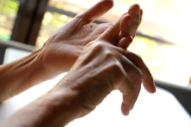 Yaşlı kadın, büyükannenin elleri.