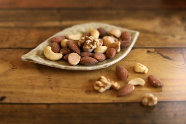 Yaprak şeklinde bir tabakta karışık fındık.