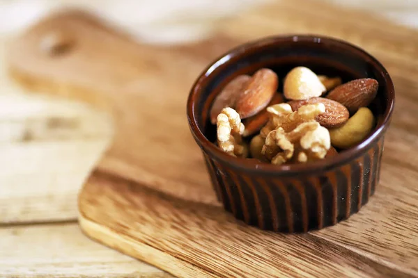 Gemengde Noten Bruine Cocotte Houten Snijplank — Stockfoto