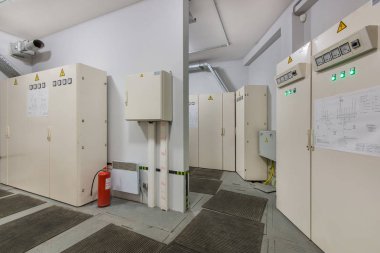 Bir sürü kurumsal Trafo Merkezi üzerinde bulunan Elektrik dolapları