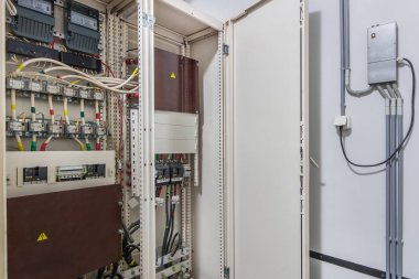 Elektrik kontrol kabinine açık bir kapı ile