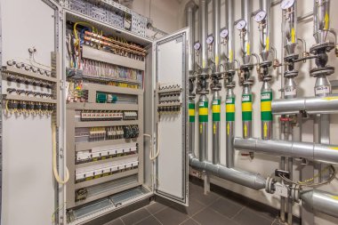 Elektrik kontrol paneli elektrik ve dağıtım için kapatılıyor. Kesintisiz, elektrik akımı