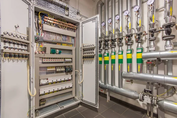 Elektrik kontrol paneli elektrik ve dağıtım için kapatılıyor. Kesintisiz, elektrik akımı
